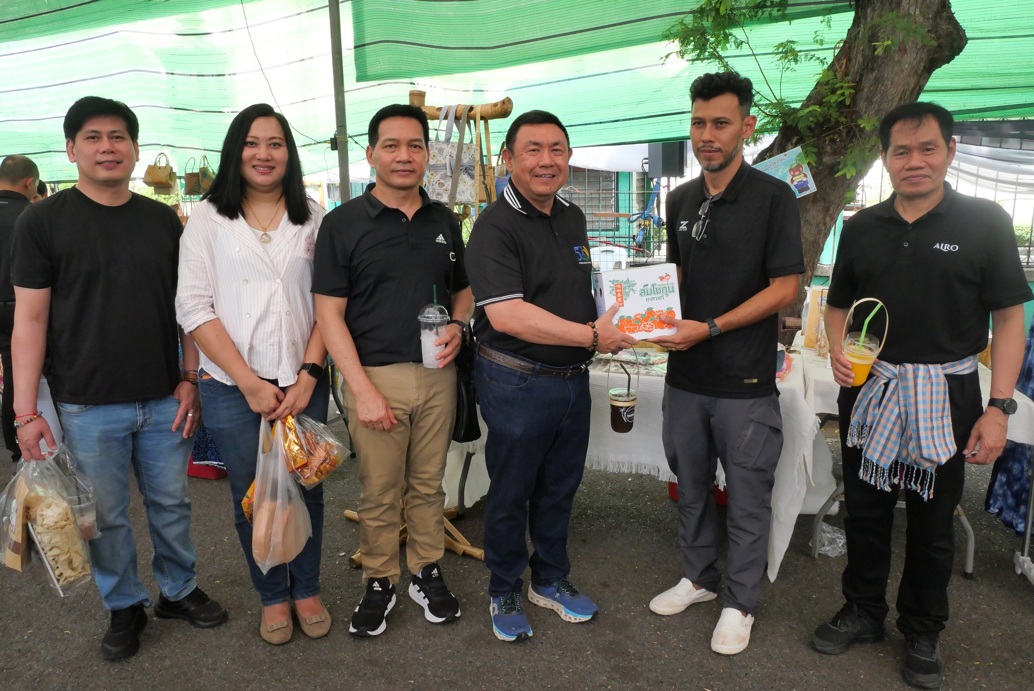 title - เลขาธิการ ส.ป.ก. เยี่ยมทักทายเกษตรกรและซื้อสินค้าในบรรยากาศวันสุดท้ายของการออกร้านขายสินค้า จากเขตปฏิรูปที่ดิน ส่งท้ายงานครบรอบ 51 ปี ส.ป.ก.